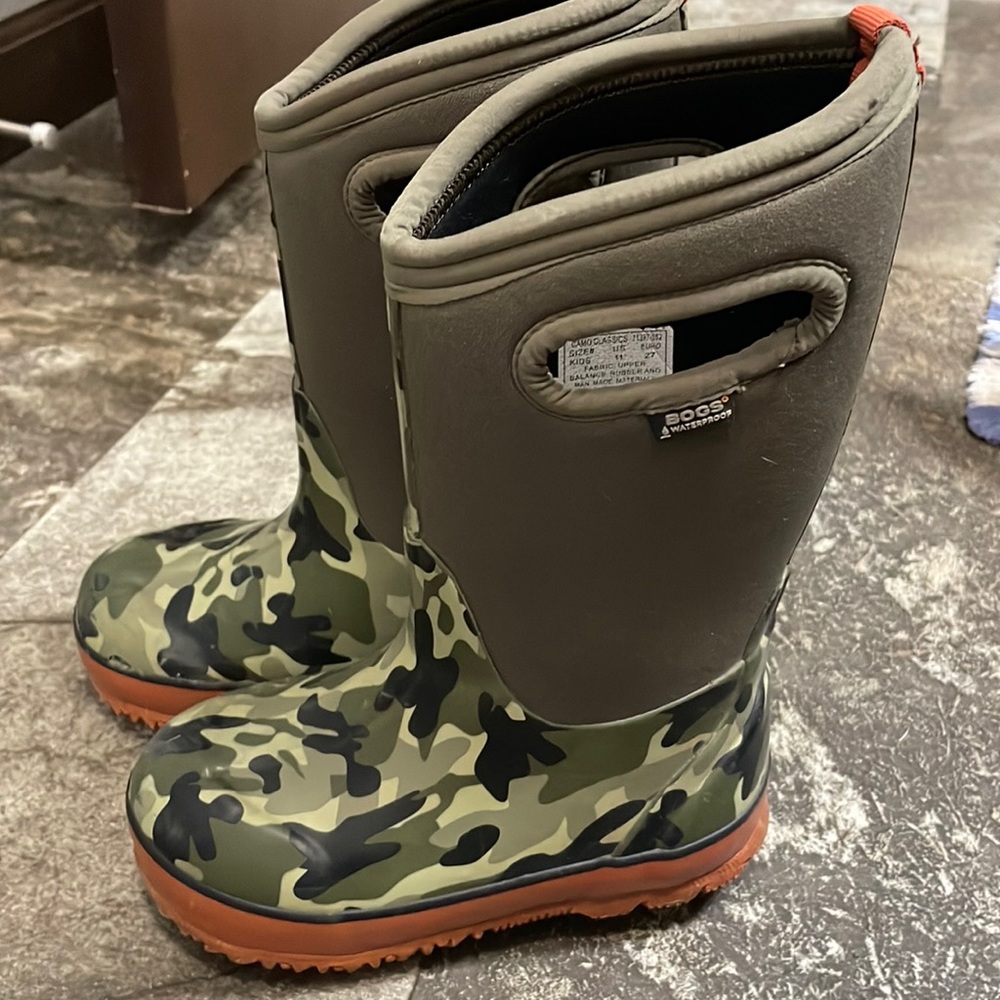 Kids size 11 Bogs